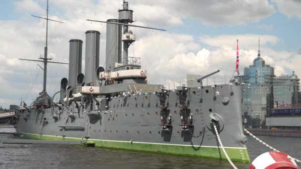 Cruiser Aurora Szentpéterváron. süt a nap — Stock videók