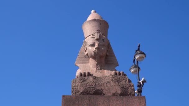 De figuur van de Egyptische Sfinx — Stockvideo
