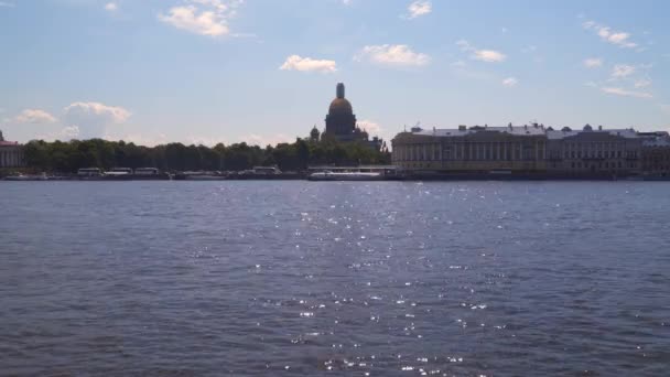 Uitzicht op de kade van de Admiraliteit in Sint-Petersburg — Stockvideo