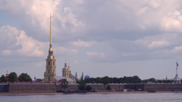 Nasyp w pobliżu Piotra i Pawła twierdzy w Sankt Petersburgu — Wideo stockowe