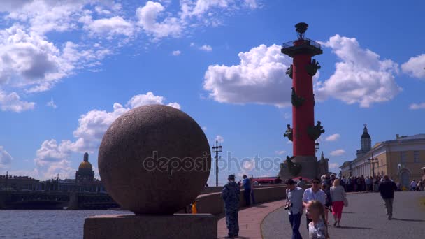 Turistler rostral sütunlar üzerinde Vasilievsky Adası St. Petersburg yakınındaki — Stok video