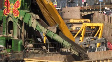 Rusya'nın St.Petersburg Nehri üzerinde temizleme ekipmanı