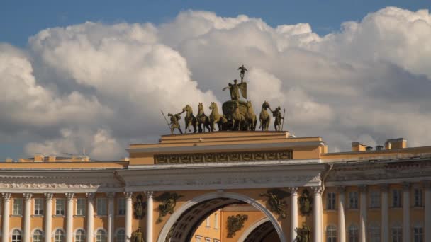 Vista desde la plaza del palacio sobre el Arco del Estado Mayor — Vídeos de Stock