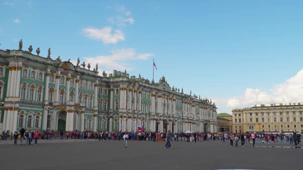 Turister i Palatstorget nära Eremitaget i St. Petersburg — Stockvideo