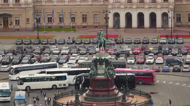 Monument voor Nicolaas I op St. Isaac's vierkante. Uitzicht vanaf St. Isaac's Cathedral. — Stockvideo