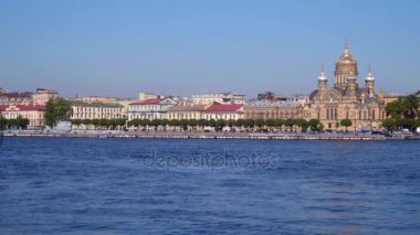 Polis teknesi St Petersburg Neva nehrinde yelken