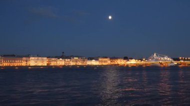 Cruise gemi St Petersburg Neva nehrinde geceleri