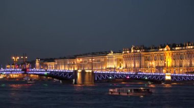 Geceleri palace bridge, St Petersburg altında zevk tekne yelken