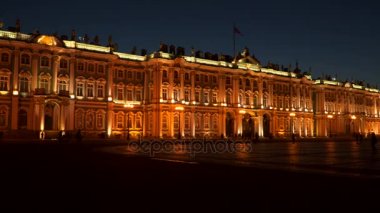 St. Petersburg Hermitage önünde alanda gece