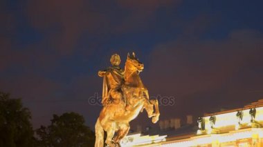 Senato Meydanı'nda büyük Petro atlı heykeli gecem