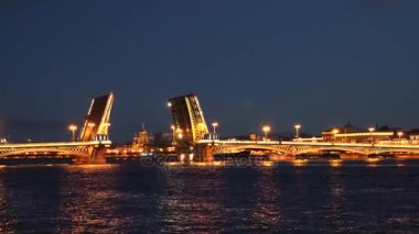 Neva Nehri gece boşanmış bir köprü.
