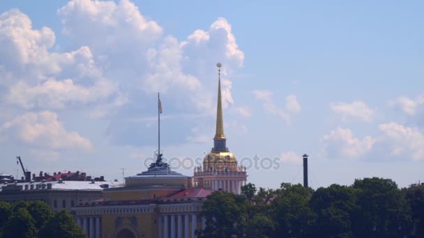 Almirantazgo del campanario contra el cielo azul — Vídeos de Stock