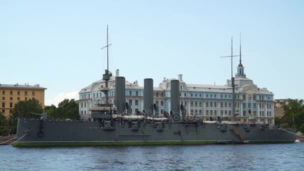 Krążownik Aurora na tle budynku Nakhimov szkoły — Wideo stockowe