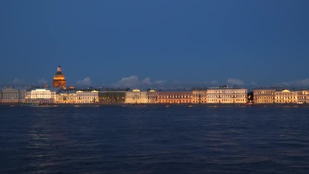 Beleuchtung von Gebäuden an der Newa in St. Peter — Stockvideo