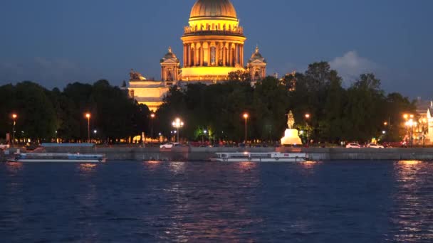 Plaza del Senado en el río Neva en San Petersburgo por la noche — Vídeo de stock