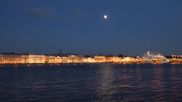 Kryssningsfartyg på floden Neva i St. Petersburg på kvällen — Stockvideo