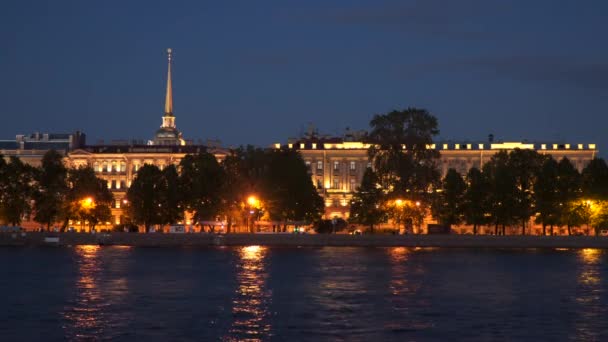 Sint-Petersburg. De torenspits van de Admiraliteit op de achtergrond van de nachtelijke hemel. — Stockvideo