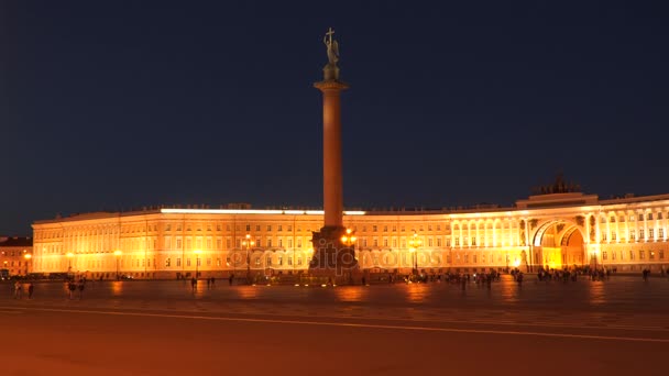 A palota tér, a St. Petersburg éjszaka Alexander oszlop — Stock videók