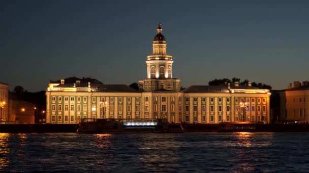 Extérieur du bâtiment de la Kuntzkamera sur les rives de la rivière Neva — Video