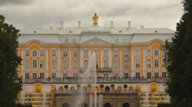 Peterhof bulutlu gökyüzü karşı Petrodvorets