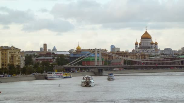 Ausflugsboote schippern durch den Fluss Moskau. die Wolken bewegen sich. Zeitraffer — Stockvideo