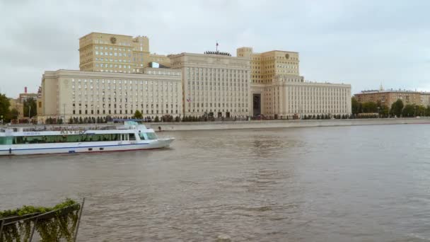 Um barco de recreio navega antes da construção do Ministério da Defesa em Moscovo — Vídeo de Stock