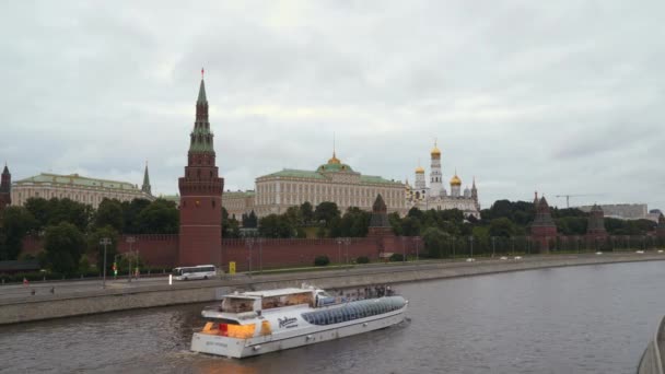 游艇航行沿着克里姆林宫墙附近的莫斯科河。游戏中时光倒流 — 图库视频影像