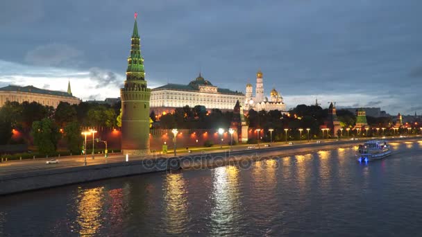 Лодки удовольствия плывут вдоль Москвы-реки возле кремлевских стен — стоковое видео