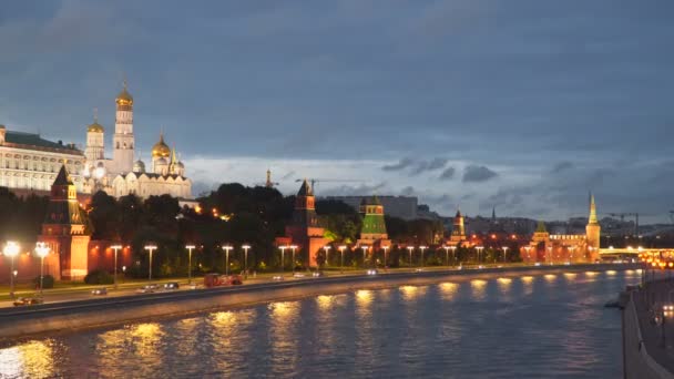 Rzeka Moskwa w pobliżu Kremla w nocy. Moskwa — Wideo stockowe
