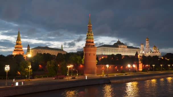 Перемещение облаков над Московским Кремлем ночью — стоковое видео