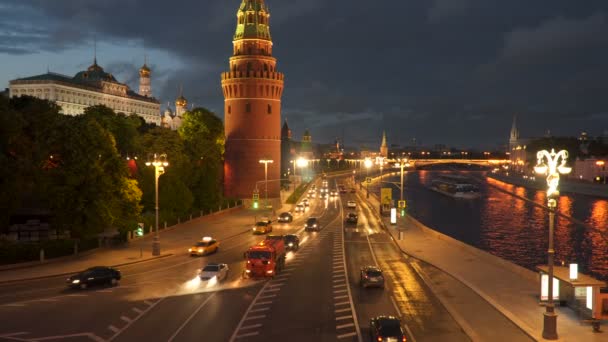 Het verkeer van auto's langs de kade van het Kremlin in de nacht — Stockvideo