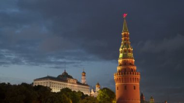 Moskova Kremlin bulutlar geceleri hareketli arka planı Kulesi