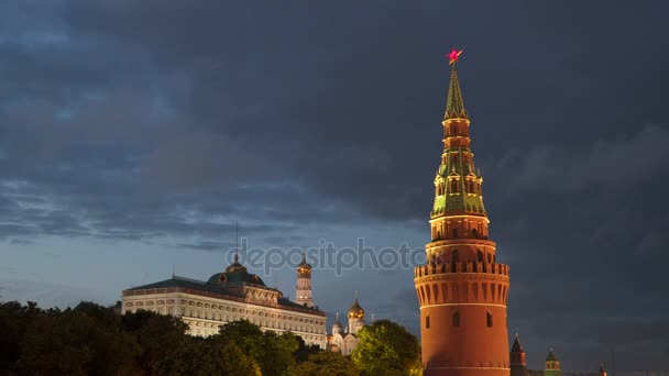 Torre del Cremlino di Mosca sullo sfondo di nuvole in movimento di notte — Video Stock