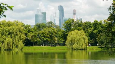 Şehir Parkı ve şehir gökdelenler arka planda gölet