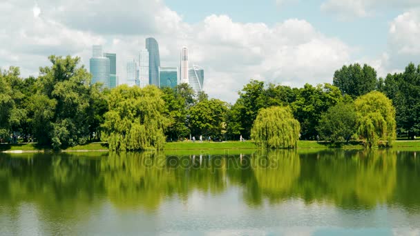 Ein Teich vor dem Hintergrund der Wolkenkratzer der Stadt — Stockvideo