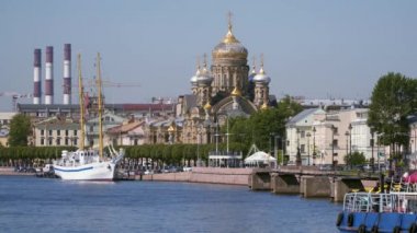 Neva embankment yakınındaki bir yelkenli yat