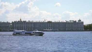 Hermitage önünde yolcu deniz otobüsü tekne yüzer