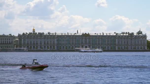 Le bâtiment de l'Ermitage sur les rives de la Neva — Video