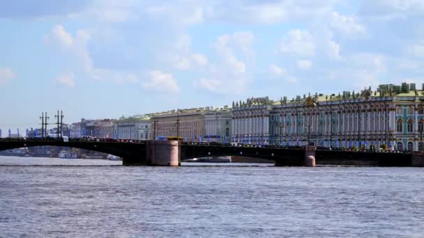 Sint-Petersburg, Rusland. De brug van het paleis en de Hermitage — Stockvideo