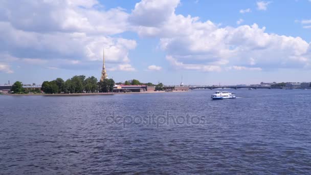ペトロパヴロフスク要塞の背景に遊覧船 — ストック動画