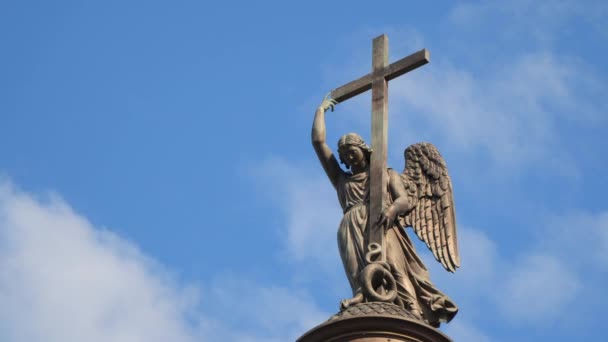 Les tours de temps. Ange sur la colonne Alexandre. Saint Pétersbourg Russie — Video