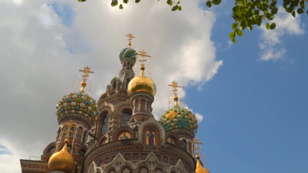 Cúpulas de la Iglesia del Salvador sobre Sangre sobre un fondo de nubes blancas — Vídeos de Stock