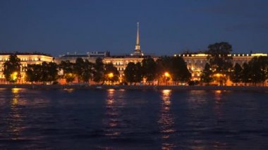 Neva embankment gece St. Petersburg, aydınlatılmış binalar