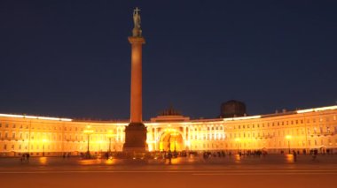 Turistler, gece St. Petersburg Hermitage yakınındaki Palace Square boyunca yürüyüş
