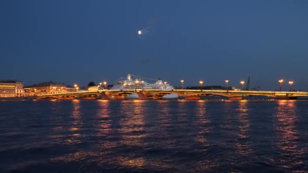 Cruise liner Night embankment of St. Petersburg — Stock Video