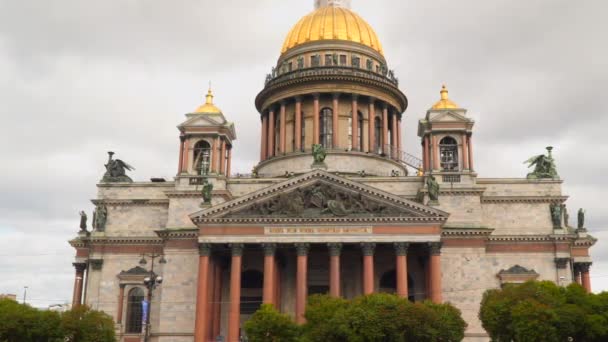 Исаакиевский собор на фоне облачного неба Санкт-Петербурга — стоковое видео