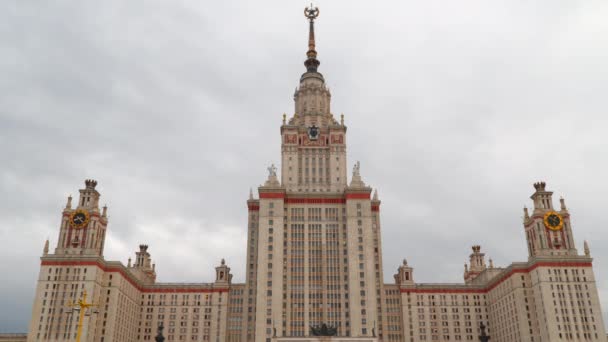 Moscú, Rusia. El edificio de la Universidad Estatal de Moscú — Vídeo de stock