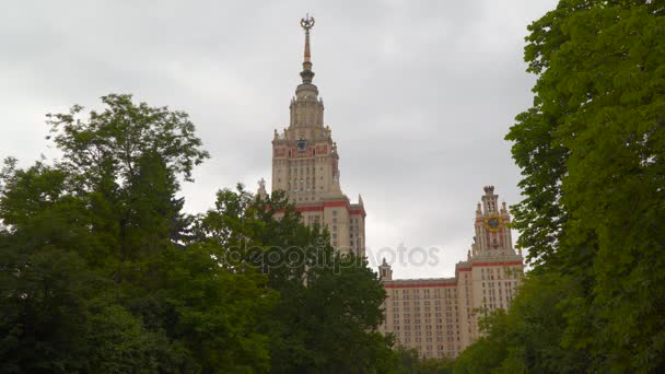 Προβολή πίσω από τα δέντρα για το κτίριο της Μόσχας Κρατικό Πανεπιστήμιο — Αρχείο Βίντεο
