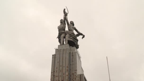 Worker and Kolkhoz Woman is a sculpture of two figures — Stock Video