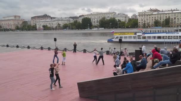 Танцы на набережной реки Москвы — стоковое видео